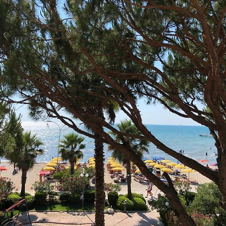 Mali I Robit Beachfront Apartment Golem  Εξωτερικό φωτογραφία