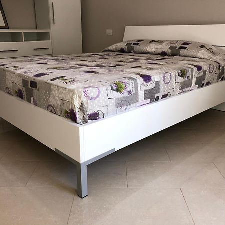 Mali I Robit Beachfront Apartment Golem  Εξωτερικό φωτογραφία