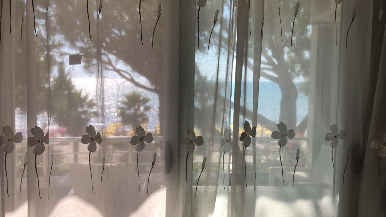Mali I Robit Beachfront Apartment Golem  Εξωτερικό φωτογραφία