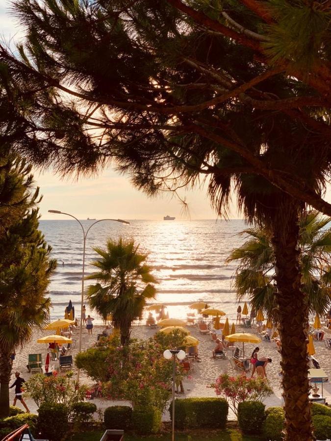 Mali I Robit Beachfront Apartment Golem  Εξωτερικό φωτογραφία