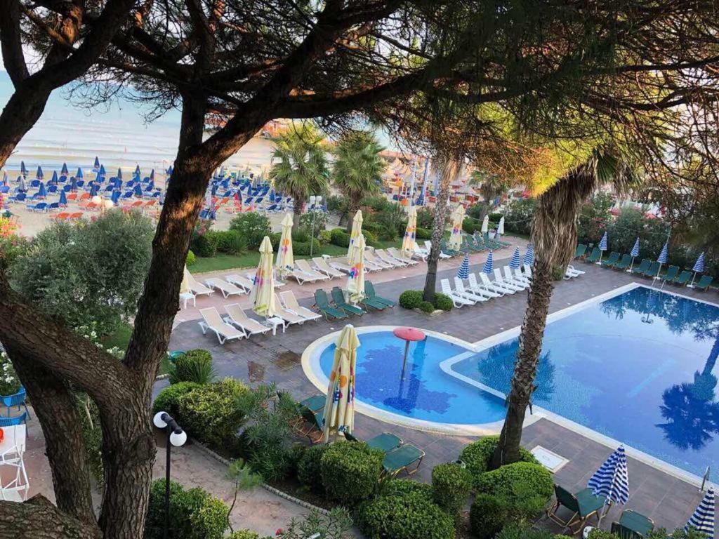 Mali I Robit Beachfront Apartment Golem  Εξωτερικό φωτογραφία
