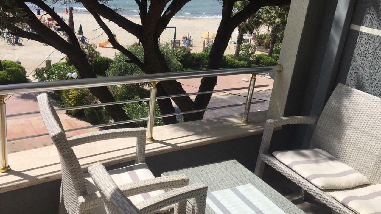 Mali I Robit Beachfront Apartment Golem  Εξωτερικό φωτογραφία