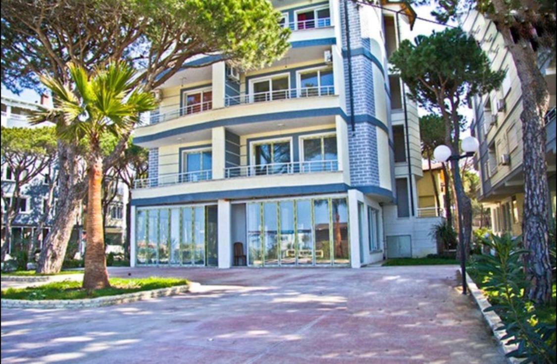 Mali I Robit Beachfront Apartment Golem  Εξωτερικό φωτογραφία