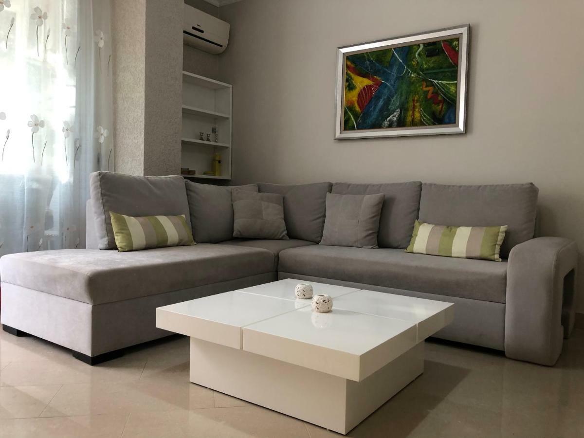 Mali I Robit Beachfront Apartment Golem  Εξωτερικό φωτογραφία
