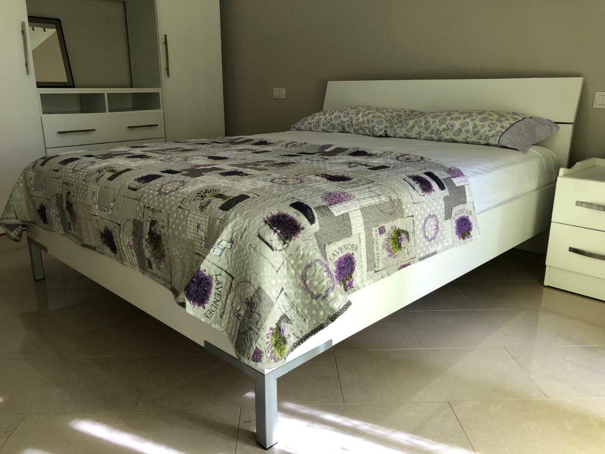 Mali I Robit Beachfront Apartment Golem  Εξωτερικό φωτογραφία