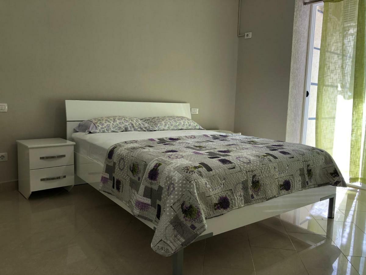 Mali I Robit Beachfront Apartment Golem  Εξωτερικό φωτογραφία