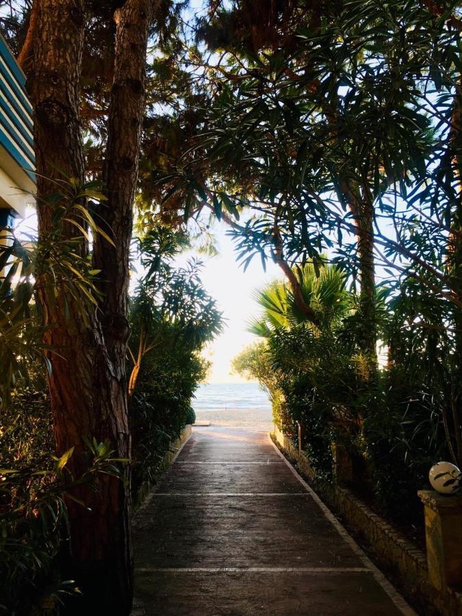 Mali I Robit Beachfront Apartment Golem  Εξωτερικό φωτογραφία